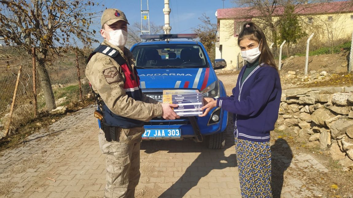 Ayvaz Burçkan Çok Programlı Anadolu Lisesi okulumuza gelme imkanı bulamayan öğrencilerimize üniversite sınavlarına hazırlansın diye Burç Jandarma Komutanlığı aracılığıyla kitaplarını ulaştırdı.